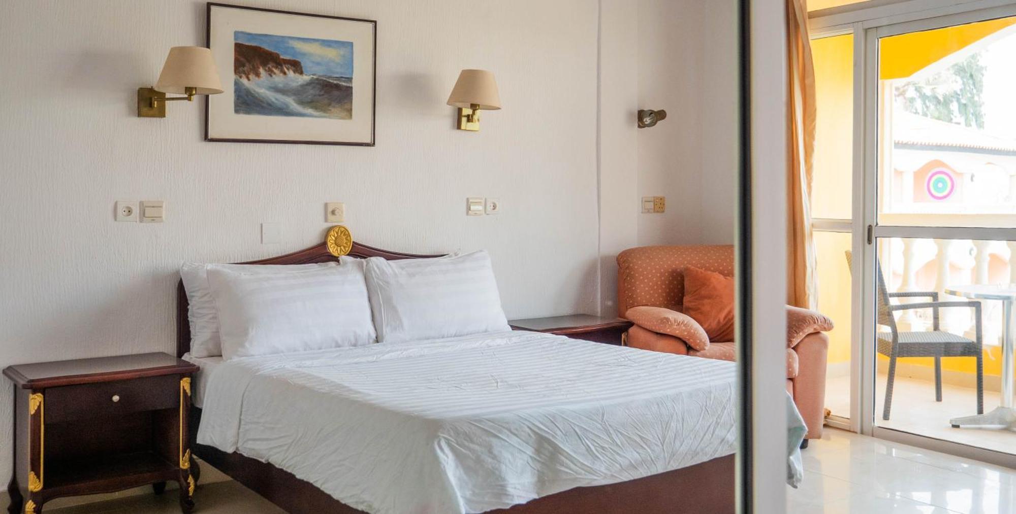 Cape Point Hotel Bakau المظهر الخارجي الصورة